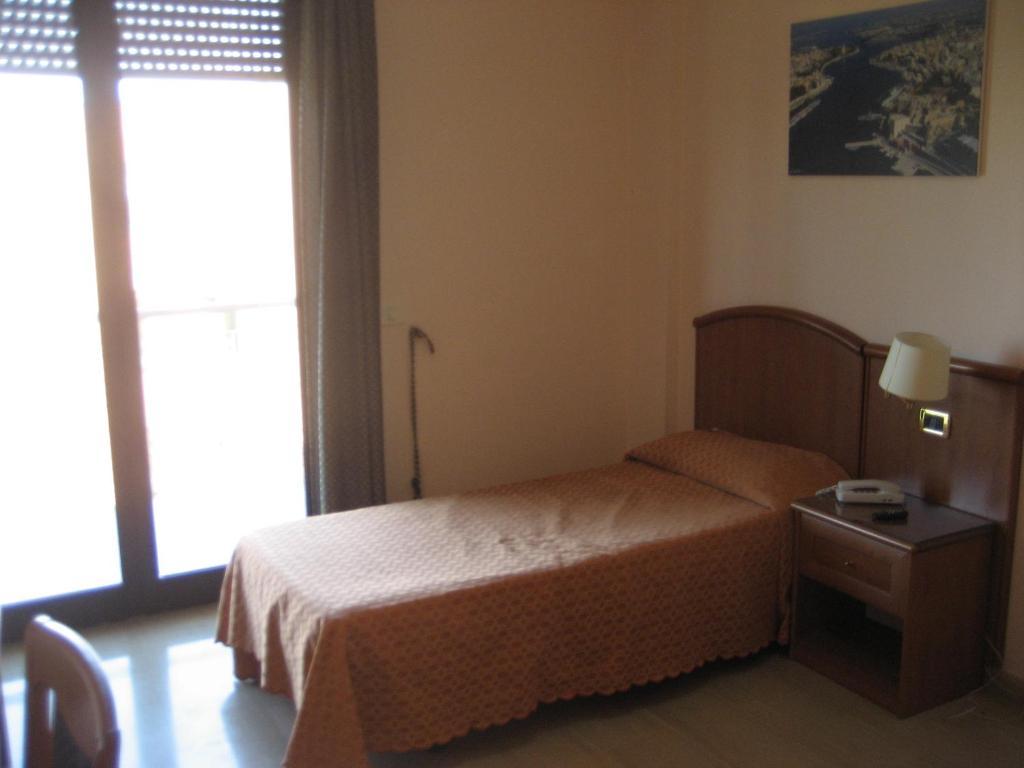 Campus Hotel Bari Zimmer foto